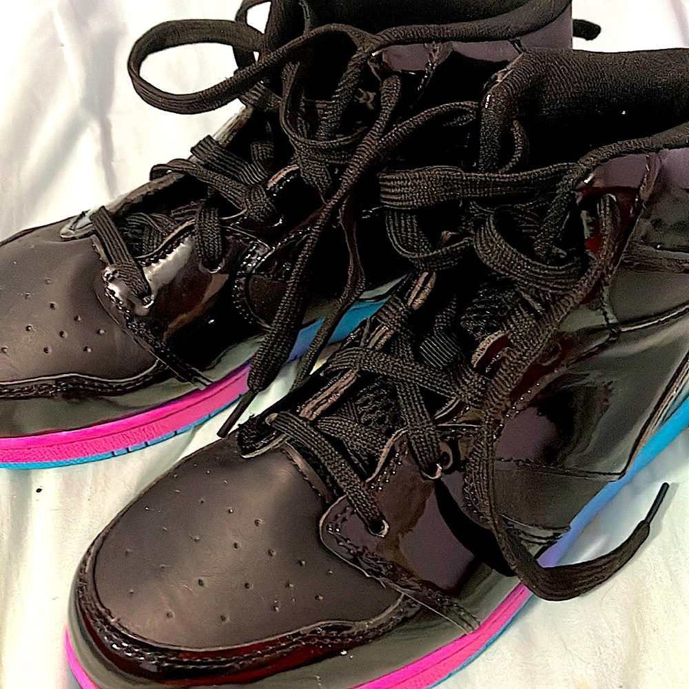 Brand new never been worn size 5 in older kids they are And1